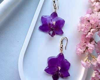 Örhängen med äkta orkidéblomma. Handgjorda smycken. Rostfritt stål. Present till henne.