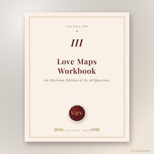 Può includere: Un quaderno color crema intitolato "Love Maps Workbook" con dettagli dorati e un sigillo bordeaux. Il testo include "Vellum & Vow" e "An Heirloom Edition of the 60 Questions". La copertina ha un bordo decorativo.