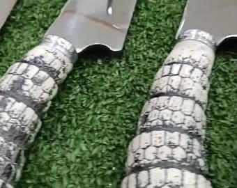 Cuchillo de acero al carbono con hoja de 9 pulgadas y mango con forma de "cola de armadillo".