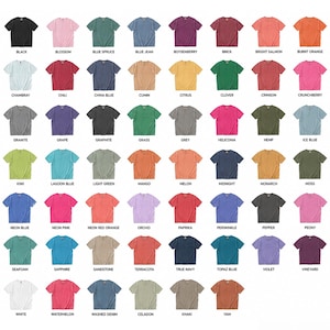 Pode incluir: Uma mulher modela uma camiseta de algod&atilde;o pesado tingida com pe&ccedil;a Comfort Colors em um tom rosa avermelhado. A imagem mostra uma ampla gama de cores de camisetas, incluindo preto, azul, verde, rosa e amarelo, com nomes de cores.