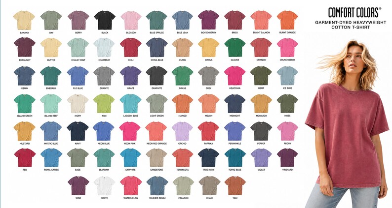 Pode incluir: Uma mulher modela uma camiseta de algod&atilde;o pesado tingida com pe&ccedil;a Comfort Colors em um tom rosa avermelhado. A imagem mostra uma ampla gama de cores de camisetas, incluindo preto, azul, verde, rosa e amarelo, com nomes de cores.