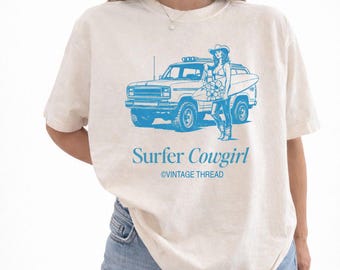サーファーカウガール ヴィンテージ グラフィック T シャツ: レトロなトラック、サーフボードのデザイン、沿岸スタイルのトップス