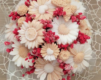 Ramo de ceras aromáticas de color beige.