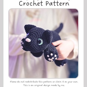 Pode incluir: Um brinquedo de gato em crochê preto com olhos grandes, escuros e brilhantes com um detalhe de lua crescente, um pequeno nariz rosa e almofadas brancas nas patas. O texto diz: Kingsley the Kitty Crochet Pattern. Por favor, não redistribua.
