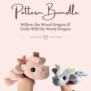 Op de afbeelding: Een haakpatroonbundel getiteld Pattern Bundle Willow the Wood Dragon & Little Will the Wood Dragon. De afbeelding toont twee gehaakte drakenknuffels: een grotere oudroze draak met bruine hoorns en een kleinere blauwe draak met witte hoorns.