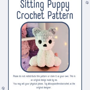 Może przedstawiać: Dokument ze wzorem szydełkowym zatytułowany Sitting Puppy Crochet Pattern przedstawiający jasnoszarego i białego pluszowego szczeniaka z dużymi czarnymi oczami i czarnym nosem. Dokument zawiera tekst dotyczący praw użytkowania oraz nazwę @loopsandknotscrochet.