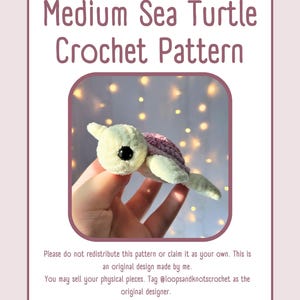 Könnte beinhalten: Ein Häkelanleitungsdokument mit dem Titel Medium Sea Turtle Crochet Pattern, das eine kleine, plüschige, cremefarbene Meeresschildkröte mit einem strukturierten violetten Panzer und schwarzen Kunststoffaugen zeigt. Der Text enthält Anweisungen zur Weitergabe.