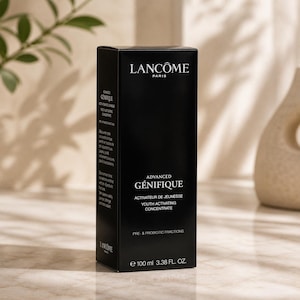 Pu&ograve; includere: Una scatola nera di Lanc&ocirc;me G&eacute;nifique Youth Activating Concentrate. La scatola ha un testo bianco che recita "ADVANCED G&Eacute;NIFIQUE" e "ACTIVATEUR DE JEUNESSE YOUTH ACTIVATING CONCENTRATE". Contiene 100 ml di prodotto.