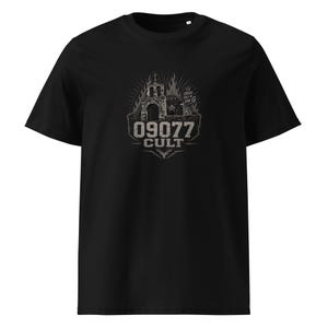 Può includere: T-shirt nera con grafica invecchiata. La grafica include l'illustrazione di una chiesa, il numero "09077" e la parola "CULT". Il design è circondato da fiamme e dal testo "CREDO SAN G".