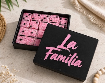 Rosa Domino Set Handgemacht | "Benutzerdefinierte ""La Familia"" Domino Box, Harzdomino, Spielabendgeschenk, ästhetische Dominokacheln, spanische Geschenkidee."