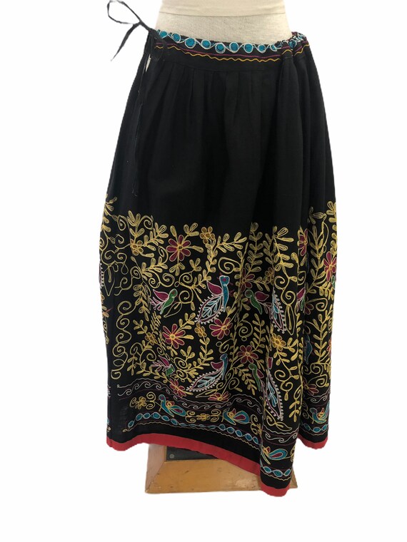 Vintage VTG 1970s 70s Black Embroidered Multicolo… - image 3