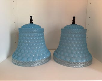 Paralume vintage in vetro azzurro chiaro per lampada da boudoir. Venduto separatamente.