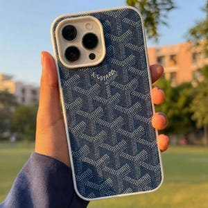 Funda para iPhone de tela azul marino con estampado de espiga, funda de lujo con textura tejida y monograma para iPhone 17 16 15 14 13 Pro Max, regalo estético inspirado en el diseño.