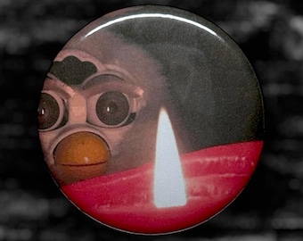 Botão de alfinete Furby de incêndio criminoso