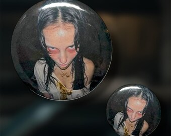 Botão de broche de terror Vomit Nikki BTS
