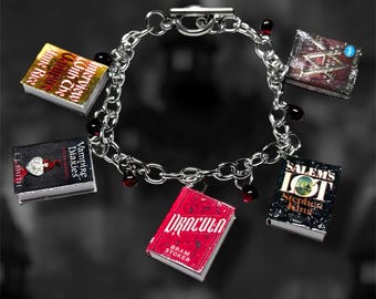 Pulseira com pingente de livro de terror clássico com vampiros em miniatura