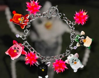 Pulseira com pingente Furby