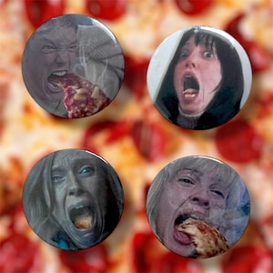 Könnte beinhalten: Set mit vier runden Knöpfen mit Bildern von Personen, die Pizza mit offenem Mund essen. Die Knöpfe haben eine glänzende Oberfläche und sind vor einem Pizza-Hintergrund platziert. Jeder Knopf zeigt eine andere Person.