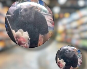 Botão de broche com meme de máscara de lobisomem
