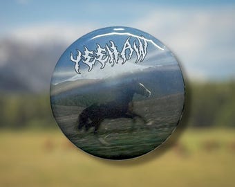 Botão de metal com o logotipo do cavalo Yeehaw