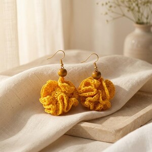 Destaca y llama la atención con estos festivos pendientes tejidos a mano. ¡Elige tu color favorito!