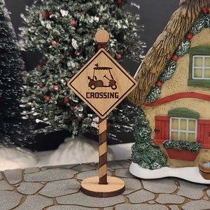 Let op: golfkar kruist kerstdorpbord, gegraveerd houten bord golfbord, kerstdorpaccessoires, miniatuur dorpsbord