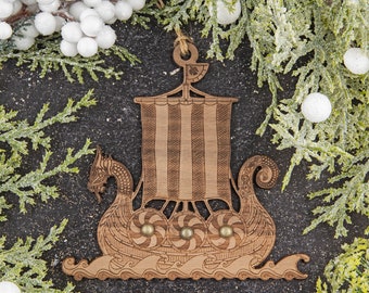 Adorno navideño de madera con forma de barco vikingo: adorno de madera grabado, adorno navideño vikingo, adorno vikingo, barco largo vikingo, personalizado