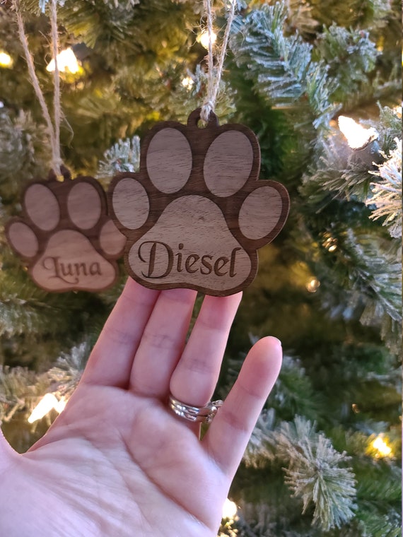 Adorno De Navidad Personalizado Con Pata De Perro - Madera, 10x10 Pulgadas, Incluye Cinta, Nombre Personalizable