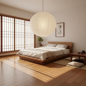 Könnte beinhalten: Ein minimalistisches Schlafzimmer mit einem niedrigen Holzbettrahmen, einer großen Papierlaterne und einem Fenster im japanischen Stil. Der Raum hat eine neutrale Farbpalette, natürliches Licht und einen Bonsai-Baum.