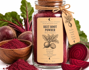 Può includere: Un barattolo di vetro trasparente riempito con polvere di barbabietola rosso scuro, chiuso da un tappo di sughero e un'etichetta beige con la scritta BEET ROOT POWDER (Beta vulgaris) e 2 OZ | 56 G. Presenti anche una ciotola di legno e barbabietole.