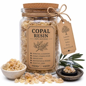 Peut inclure: Un bocal en verre transparent rempli de résine de copal jaune pâle, surmonté d'un bouchon en liège et de ficelle. L'étiquette indique COPAL RESIN 100% NATURAL, avec une étiquette listant Purification, Protection, Healing, Clarity, Spiritual Growth.