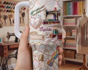 Vaso personalizado de nácar de 1,2 litros (40 oz), regalo para mamá de parte de la familia, taza para costurera o quilter con asa, regalo de cumpleaños o Navidad.