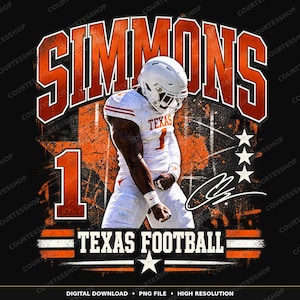 Puede incluir: Un diseño gráfico que muestra a un jugador de fútbol americano con uniforme blanco y el número 1, sobre una silueta naranja desgastada del estado de Texas. El texto SIMMONS aparece en letras grandes naranjas arriba, con TEXAS FOOTBALL debajo.