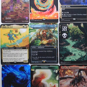 Könnte beinhalten: Neun Sammelkarten mit Fantasy-Kunst. Die Karten zeigen Kreaturen, Landschaften und Artefakte. Eine Karte zeigt ein Eichhörnchen, eine andere einen Frosch-Scout und andere mystische Szenen mit Text.