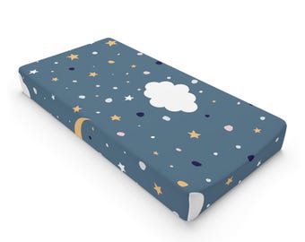 Funda para cambiador de bebé con diseño de cielo nocturno, luna, nubes y estrellas.