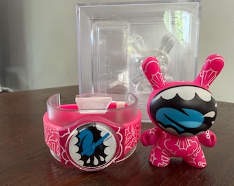 Swatch x Kidrobot Dunny Uhrenset, MAD Jeremy Madl Hot Pink Art Toy GO133