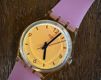 Stoffmuster Coral Dreams SO28O401 Original 34 mm | Kollektion Mai 2023 | Transparentes Korallengehäuse, rosa Bügel | Exzellenter Zustand