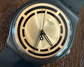 Swatch Clear Sign SO32B116 New Gem Biokeramik 41 mm | Mattschwarzes Gehäuse, sonnengebürstetes, beiges, perforiertes Zifferblatt | Exzellenter Zustand