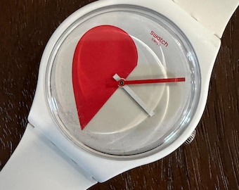 Swatches Half <3 Rot SO29Z113 New genth 41 mm | 2022 Valentinstag Ausgabe | Weißes Gehäuse, Armband mit rotem Herz, nachtleuchtend