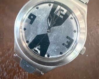 Swatch Iron Arrow YGS115H 2001 Irony Big Herrenuhr Gebürstetes Edelstahl 37 mm Silber Schwarz Zifferblatt Pfeilmotiv Armband Swiss Quartz