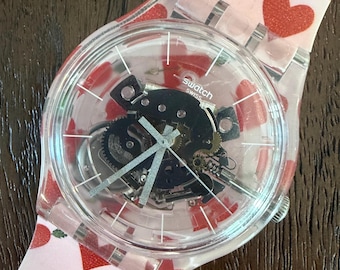 Swatches Tief in meinem Herzen SUOK145-014 New Komplet 41 mm | Swatch X You Valentinstag Edition | Weißes Gurtband, mehrfarbiger Herz Print