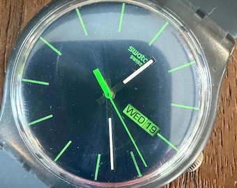 Swatch New Lang Blue Rebel SUON700 (2010), 41 mm Transparent Blaues Gehäuse, Wochentag/Datum, Quartz, sehr guter gebrauchter Zustand