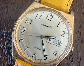 Vintage Pulsar Herrenuhr Quarz V733-8A40 | Goldfarbenes Gehäuse, Cremefarbiges Ziffernblatt, Wochentag/Datum | Neues Gelbes Geprägtes Lederband | Funktioniert
