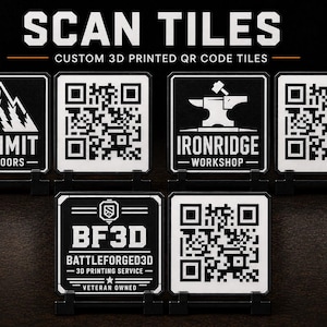 Könnte beinhalten: Eine Sammlung quadratischer 3D-gedruckter Kacheln mit schwarz-weißen Designs. Die Kacheln zeigen Logos für Summit Outdoors, Ironridge Workshop und Battleforged3D sowie QR-Codes. Jede Kachel wird von einem kleinen schwarzen Ständer aufrecht gehalten.