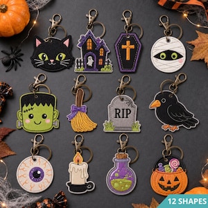Puede incluir: Un conjunto de doce llaveros bordados de Halloween con diversas formas, incluyendo un gato negro, casa encantada, ataúd, momia, monstruo de Frankenstein, escoba, lápida con el texto RIP, cuervo, globo ocular, vela, frasco de poción y cubo de calabaza.