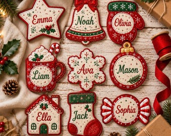 Peut inclure: Neuf décorations de Noël brodées de formes variées, incluant une étoile, une cloche, une moufle, une tasse, un flocon, une boule, une maison, une chaussette et un bonbon, avec des noms et motifs festifs rouges, verts et blancs.