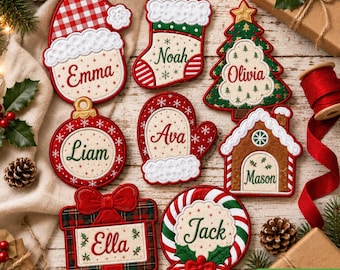 Peut inclure: Huit décorations de Noël brodées de formes variées, incluant un bonnet de Père Noël, une chaussette, un sapin, une boule, une moufle, une maison, un cadeau et une couronne. Chaque ornement porte un prénom : Emma, Noah, Olivia, Liam, Ava, Mason, Ella et Jack.