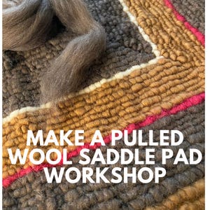 Könnte beinhalten: Nahaufnahme eines braunen und beigefarbenen gewebten Wollsattelkissens mit einem rosa und weißen Rand. Der Text "MAKE A PULLED WOOL SADDLE PAD WORKSHOP" ist auf das Kissen gedruckt. Ein Bündel grauer Wolle befindet sich im Hintergrund.