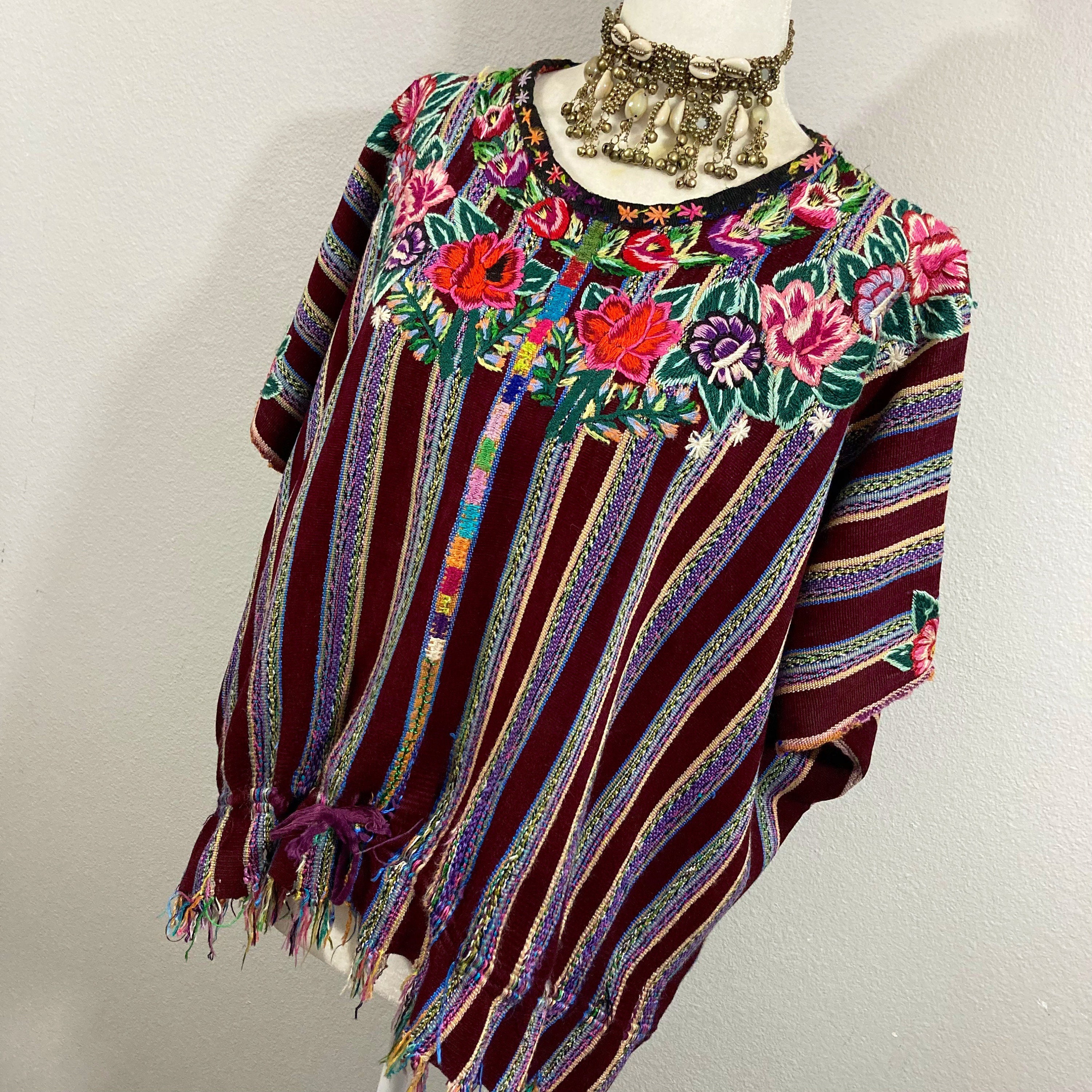 Blue Vintage Boho Kaftan in Indigo Ikat weave uit Alamolonga Guatemala. Kleding Gender-neutrale kleding volwassenen Ponchos 