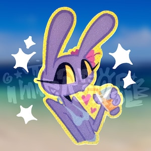 Peut inclure: Un autocollant représentant un personnage lapin violet avec de longues oreilles, de grands yeux jaunes et une fleur rose sur la tête. Le personnage tient une boisson orange, entouré d'étoiles blanches à quatre branches et de petits cœurs roses.